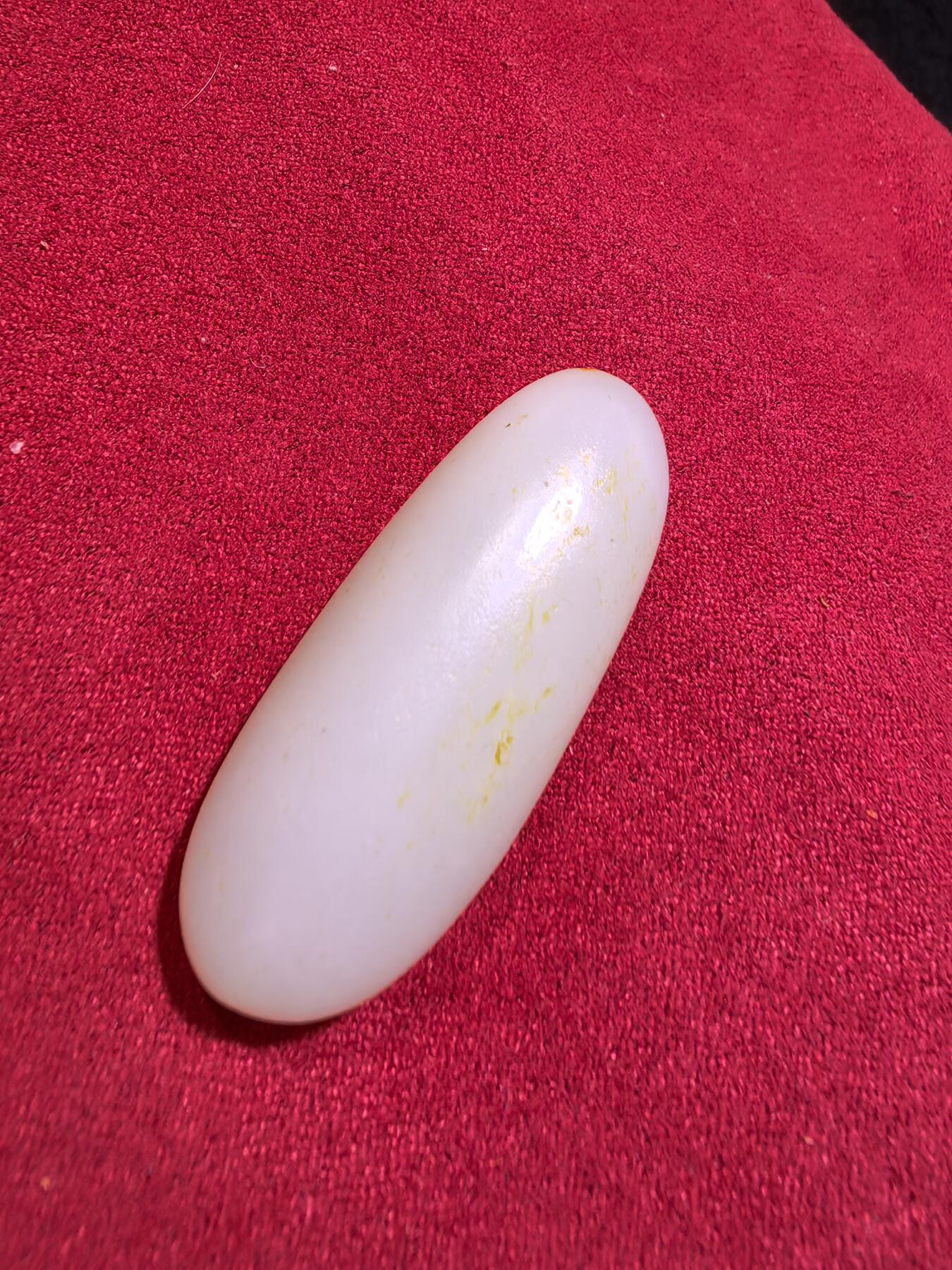 新疆和田籽料撒金皮原籽原皮无修吊坠挂件男女款，玉质温润细腻，无裂，表皮可见天然毛孔，未打孔可代镶嵌，实物实拍所见即所得。尺寸:4.5cm*1.8cm*1.5cm   克重:20.1g