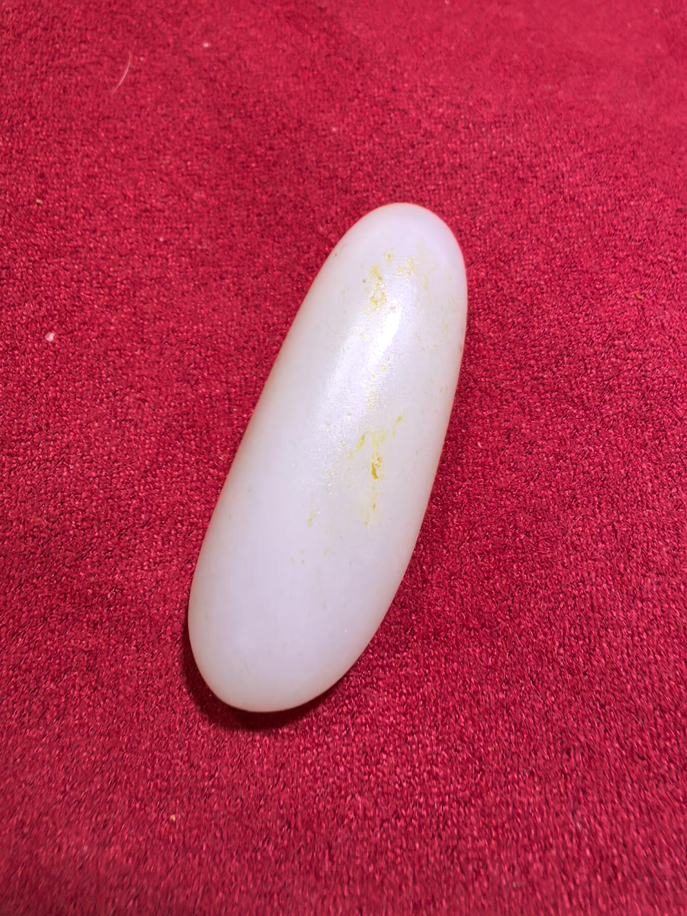 新疆和田籽料撒金皮原籽原皮无修吊坠挂件男女款，玉质温润细腻，无裂，表皮可见天然毛孔，未打孔可代镶嵌，实物实拍所见即所得。尺寸:4.5cm*1.8cm*1.5cm   克重:20.1g