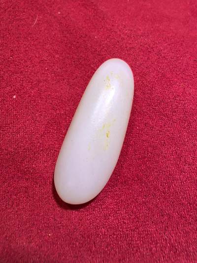 新疆和田籽料撒金皮原籽原皮无修吊坠挂件男女款，玉质温润细腻，无裂，表皮可见天然毛孔，未打孔可代镶嵌，实物实拍所见即所得。尺寸:4.5cm*1.8cm*1.5cm   克重:20.1g