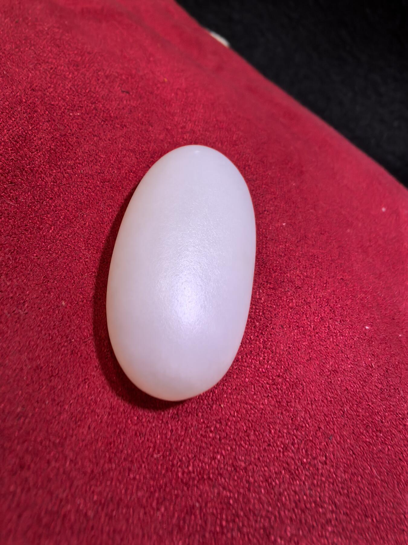 新疆和田羊脂白玉吊坠挂件男女款，玉质油润细腻脂粉十足，无修原籽原皮，料子通体表面可见天然毛孔。微结构。好玉不琢未打孔。可代镶嵌！尺寸:3.5cm*2.0cm*1.3cm. 克重:16.8g