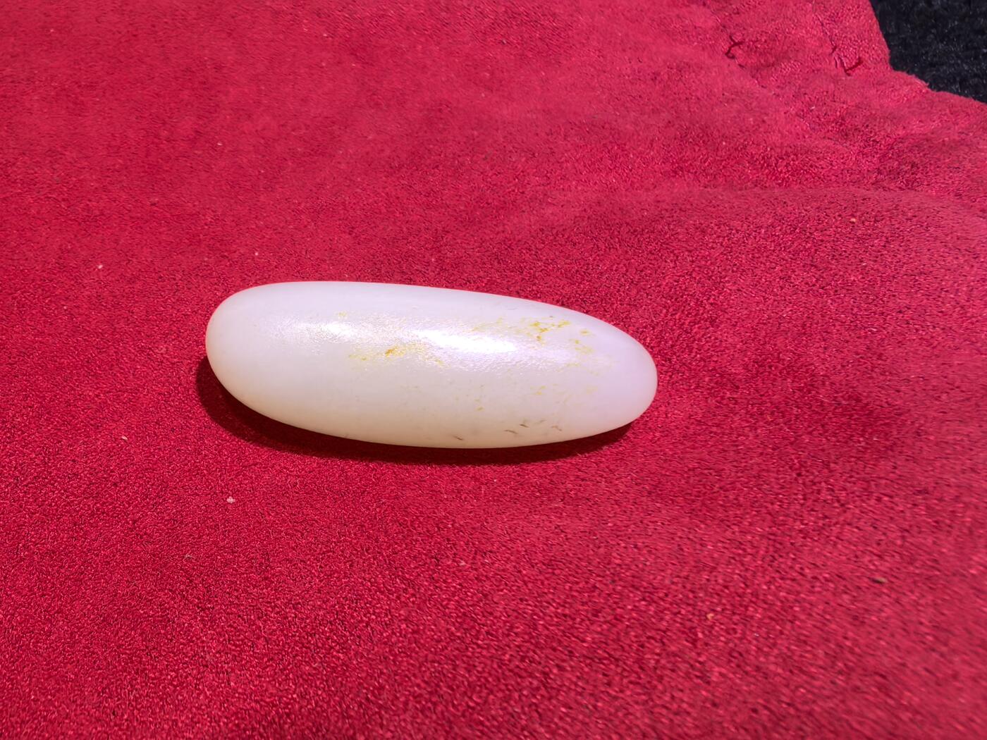 新疆和田籽料撒金皮原籽原皮无修吊坠挂件男女款，玉质温润细腻，无裂，表皮可见天然毛孔，未打孔可代镶嵌，实物实拍所见即所得。尺寸:4.5cm*1.8cm*1.5cm   克重:20.1g