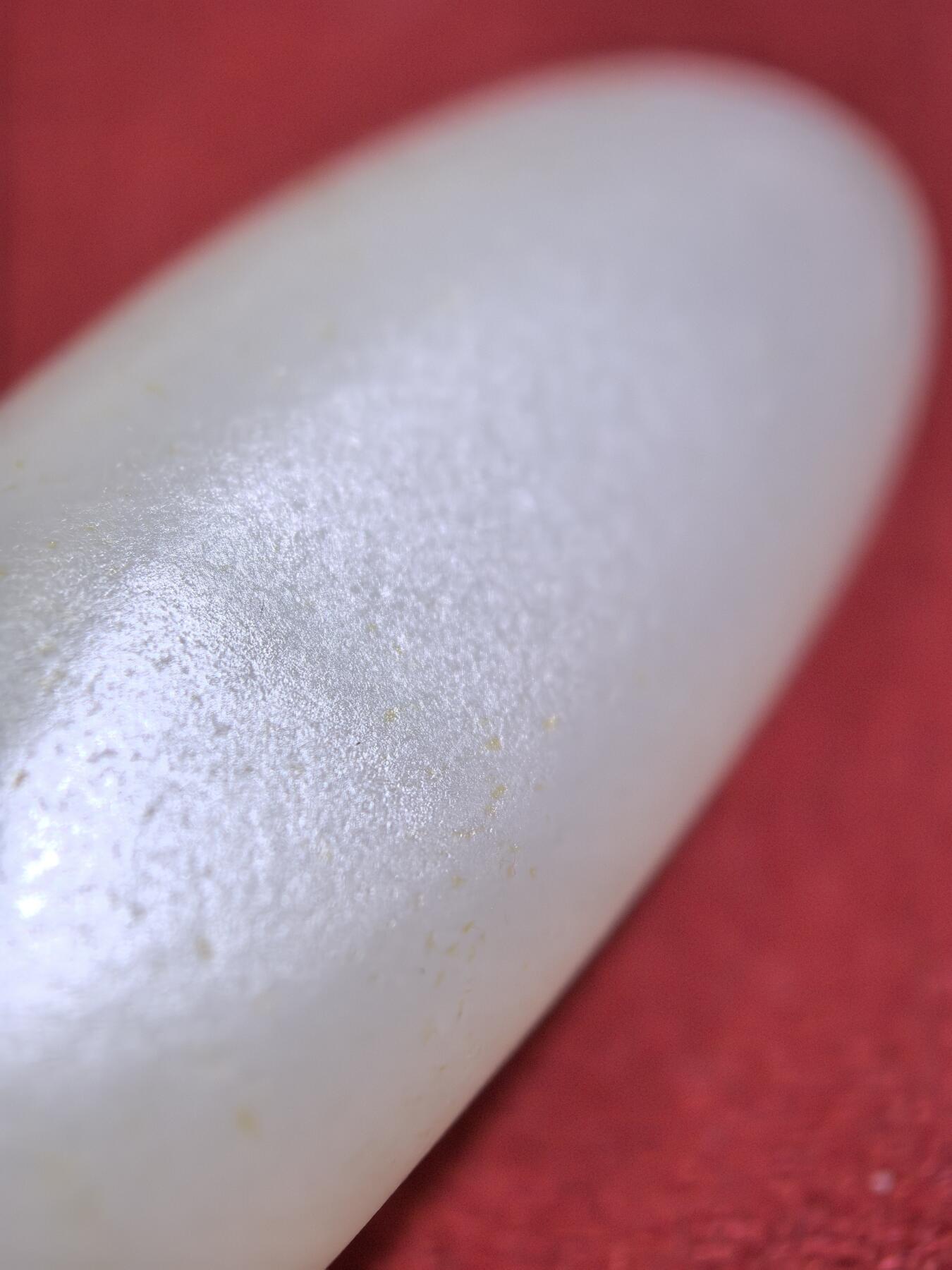 新疆和田籽料撒金皮原籽原皮无修吊坠挂件男女款，玉质温润细腻，无裂，表皮可见天然毛孔，未打孔可代镶嵌，实物实拍所见即所得。尺寸:4.5cm*1.8cm*1.5cm   克重:20.1g