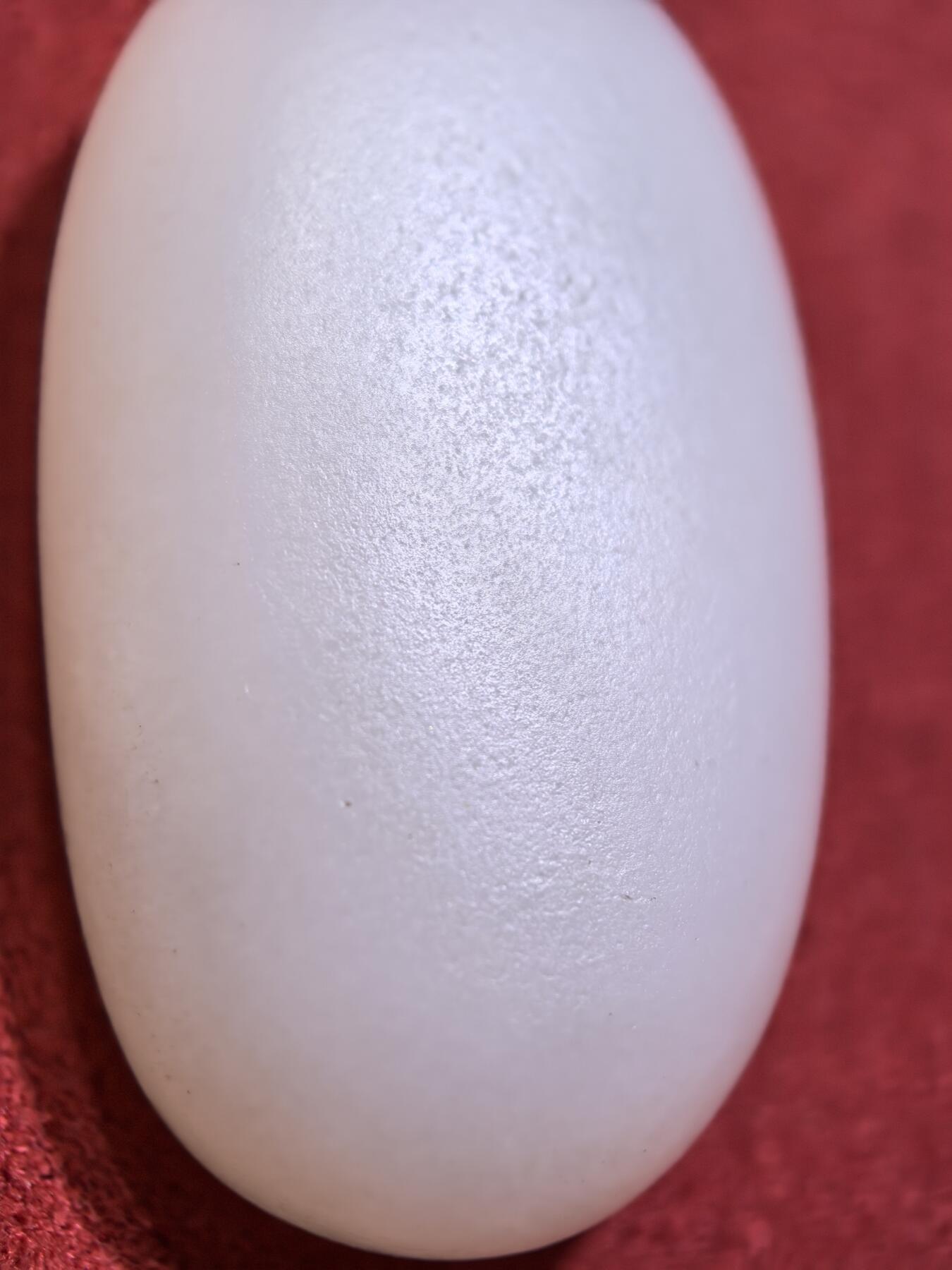 新疆和田羊脂白玉吊坠挂件男女款，玉质油润细腻脂粉十足，无修原籽原皮，料子通体表面可见天然毛孔。微结构。好玉不琢未打孔。可代镶嵌！尺寸:3.5cm*2.0cm*1.3cm. 克重:16.8g