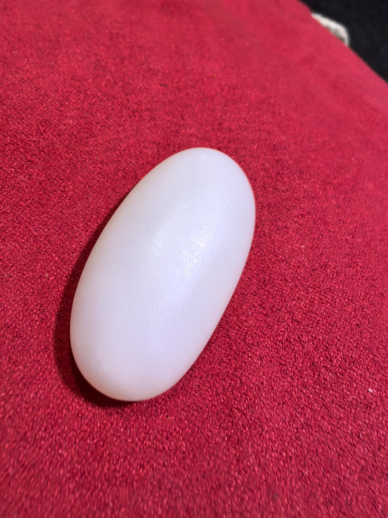 新疆和田羊脂白玉吊坠挂件男女款，玉质油润细腻脂粉十足，无修原籽原皮，料子通体表面可见天然毛孔。微结构。好玉不琢未打孔。可代镶嵌！尺寸:3.5cm*2.0cm*1.3cm. 克重:16.8g