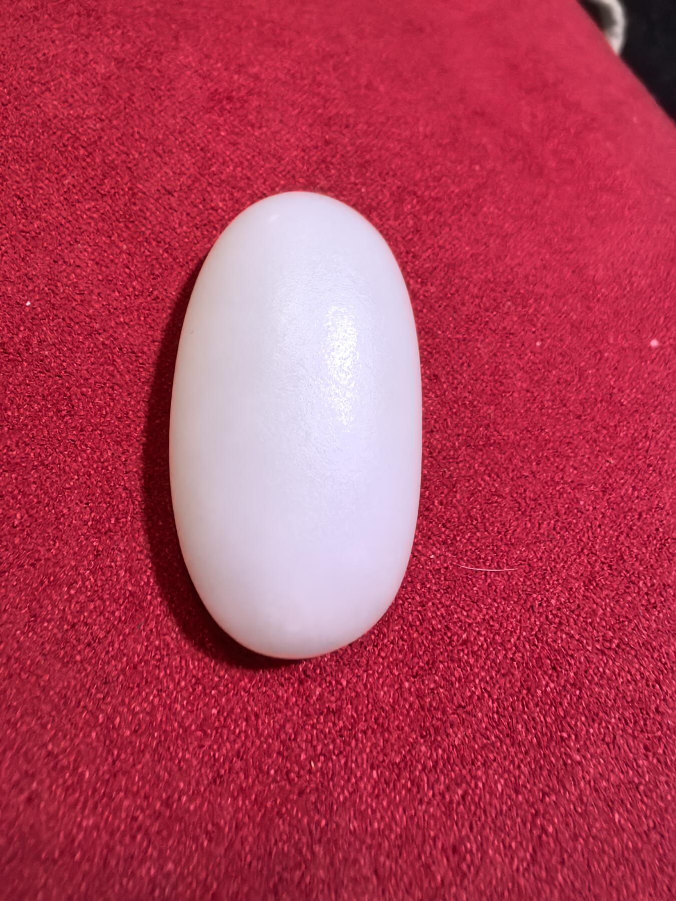 新疆和田羊脂白玉吊坠挂件男女款，玉质油润细腻脂粉十足，无修原籽原皮，料子通体表面可见天然毛孔。微结构。好玉不琢未打孔。可代镶嵌！尺寸:3.5cm*2.0cm*1.3cm. 克重:16.8g