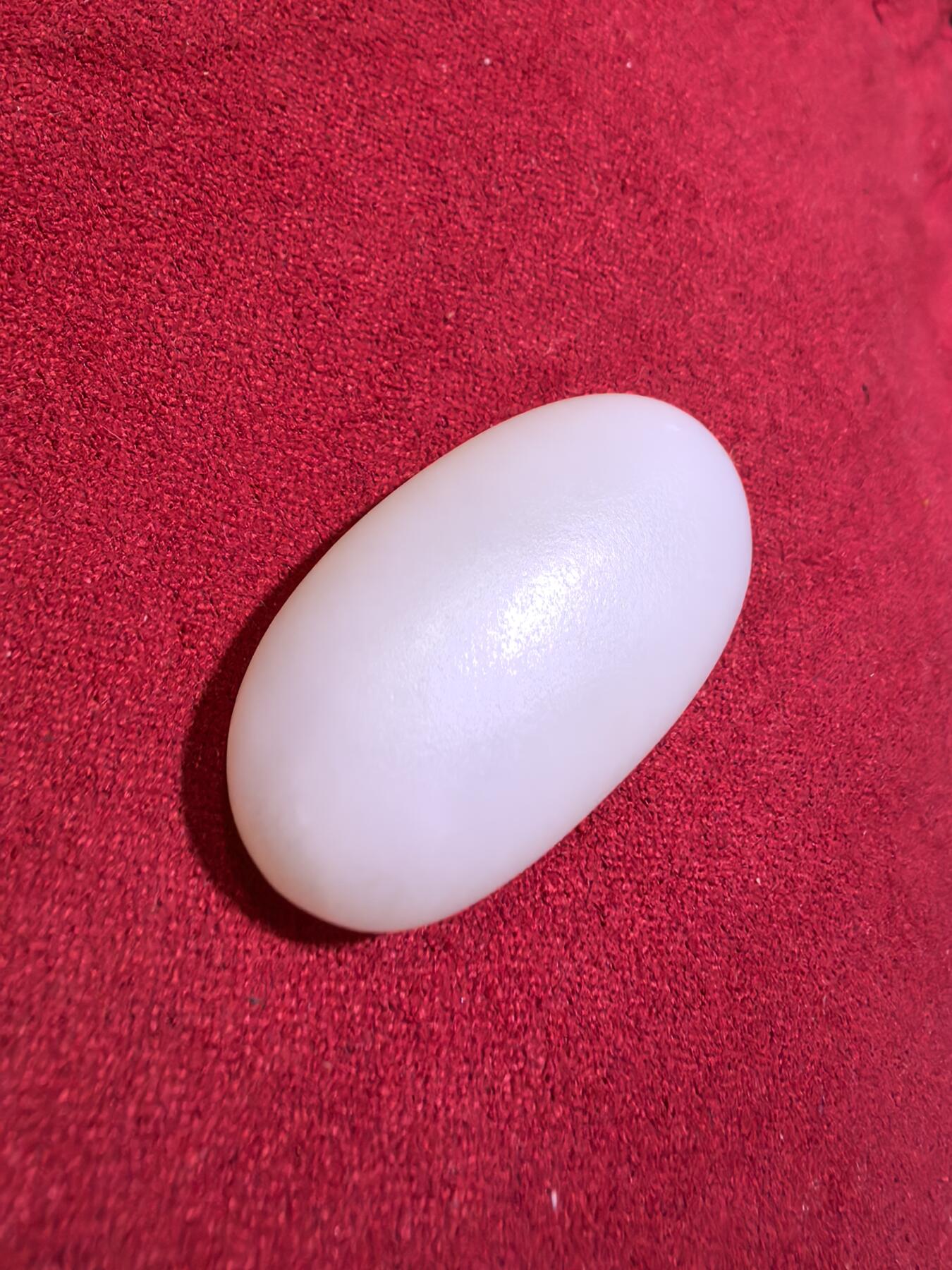 新疆和田羊脂白玉吊坠挂件男女款，玉质油润细腻脂粉十足，无修原籽原皮，料子通体表面可见天然毛孔。微结构。好玉不琢未打孔。可代镶嵌！尺寸:3.5cm*2.0cm*1.3cm. 克重:16.8g