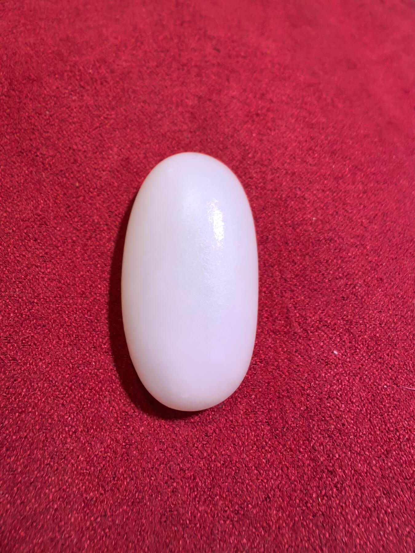 新疆和田羊脂白玉吊坠挂件男女款，玉质油润细腻脂粉十足，无修原籽原皮，料子通体表面可见天然毛孔。微结构。好玉不琢未打孔。可代镶嵌！尺寸:3.5cm*2.0cm*1.3cm. 克重:16.8g