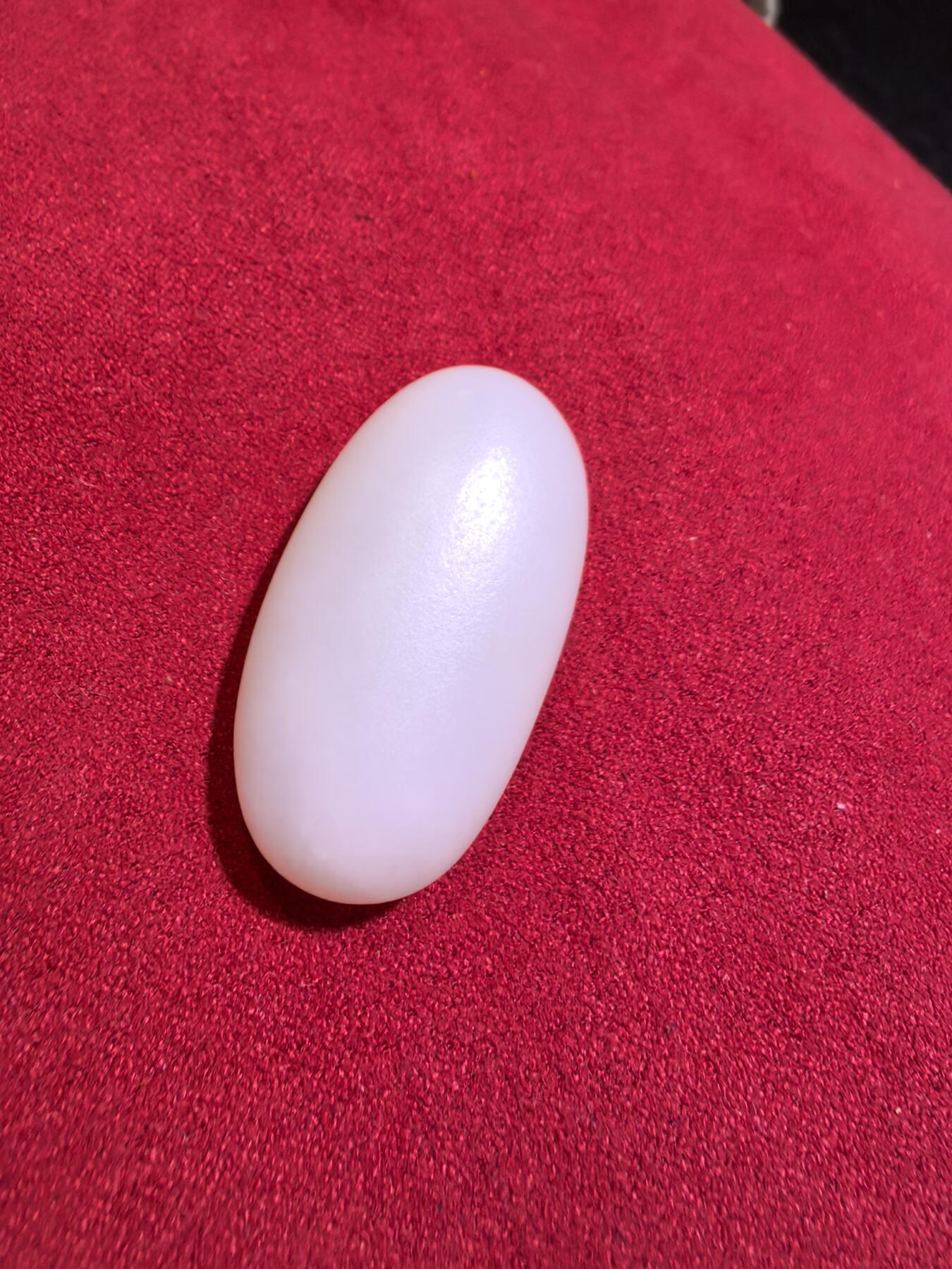 新疆和田羊脂白玉吊坠挂件男女款，玉质油润细腻脂粉十足，无修原籽原皮，料子通体表面可见天然毛孔。微结构。好玉不琢未打孔。可代镶嵌！尺寸:3.5cm*2.0cm*1.3cm. 克重:16.8g