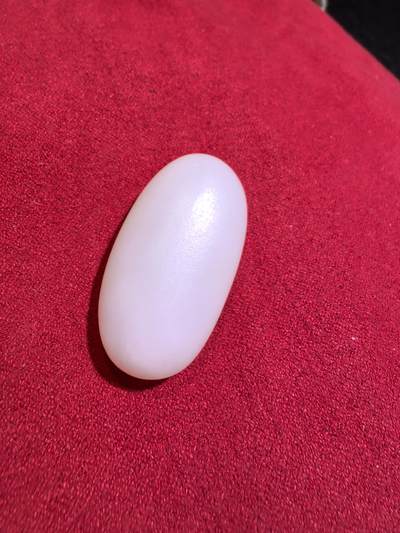 新疆和田羊脂白玉吊坠挂件男女款，玉质油润细腻脂粉十足，无修原籽原皮，料子通体表面可见天然毛孔。微结构。好玉不琢未打孔。可代镶嵌！尺寸:3.5cm*2.0cm*1.3cm. 克重:16.8g