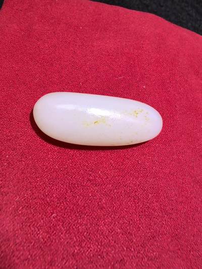 新疆和田籽料撒金皮原籽原皮无修吊坠挂件男女款，玉质温润细腻，无裂，表皮可见天然毛孔，未打孔可代镶嵌，实物实拍所见即所得。尺寸:4.5cm*1.8cm*1.5cm   克重:20.1g