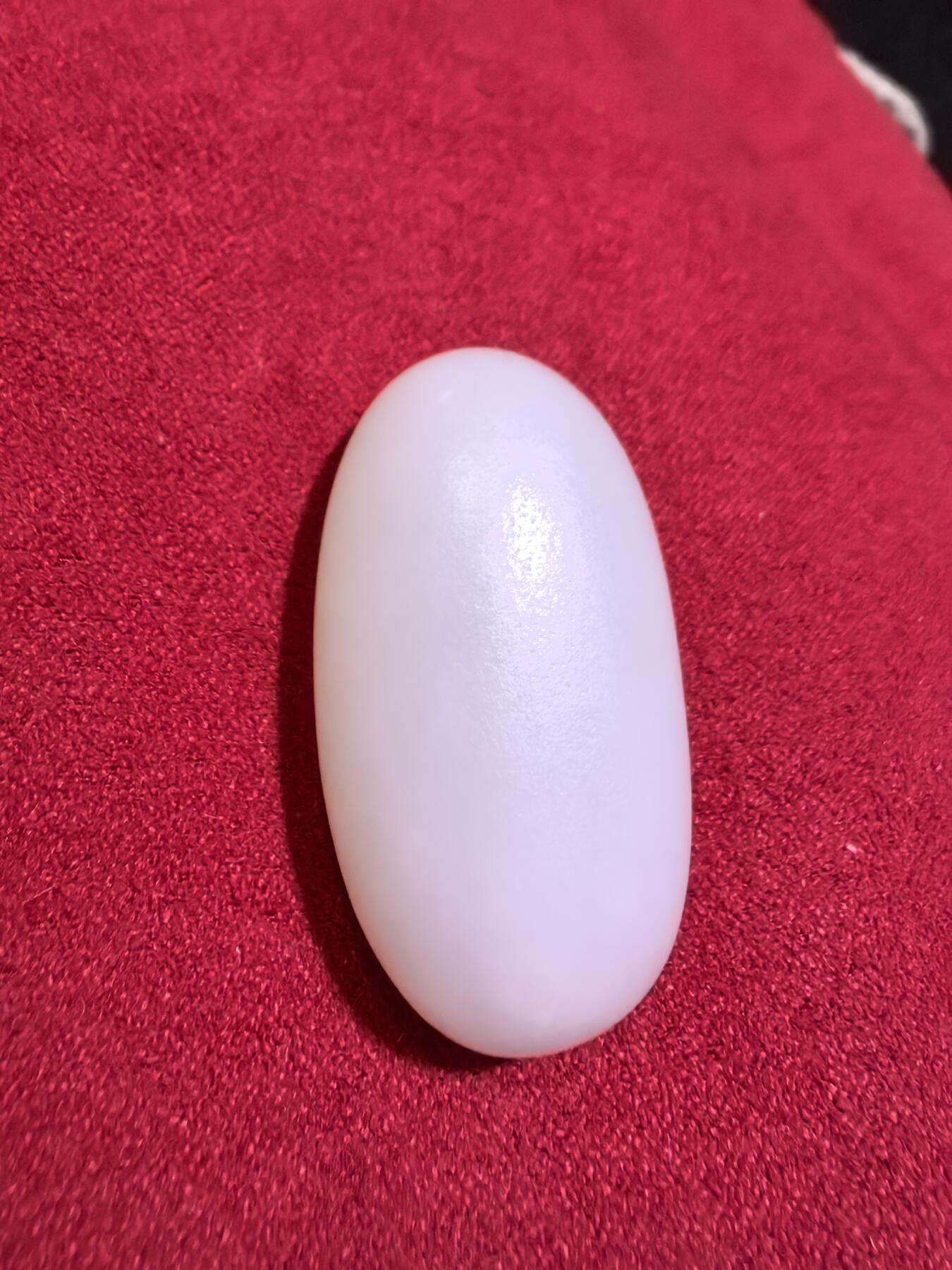 新疆和田羊脂白玉吊坠挂件男女款，玉质油润细腻脂粉十足，无修原籽原皮，料子通体表面可见天然毛孔。微结构。好玉不琢未打孔。可代镶嵌！尺寸:3.5cm*2.0cm*1.3cm. 克重:16.8g