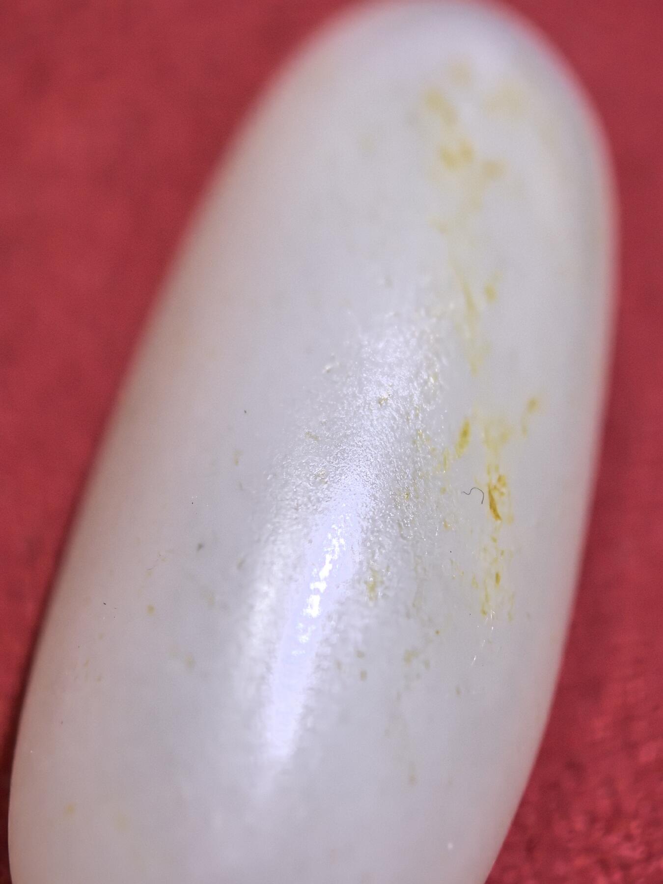 新疆和田籽料撒金皮原籽原皮无修吊坠挂件男女款，玉质温润细腻，无裂，表皮可见天然毛孔，未打孔可代镶嵌，实物实拍所见即所得。尺寸:4.5cm*1.8cm*1.5cm   克重:20.1g