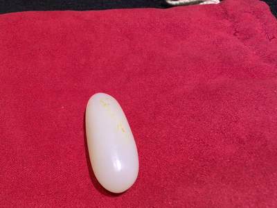 新疆和田籽料撒金皮原籽原皮无修吊坠挂件男女款，玉质温润细腻，无裂，表皮可见天然毛孔，未打孔可代镶嵌，实物实拍所见即所得。尺寸:4.5cm*1.8cm*1.5cm   克重:20.1g