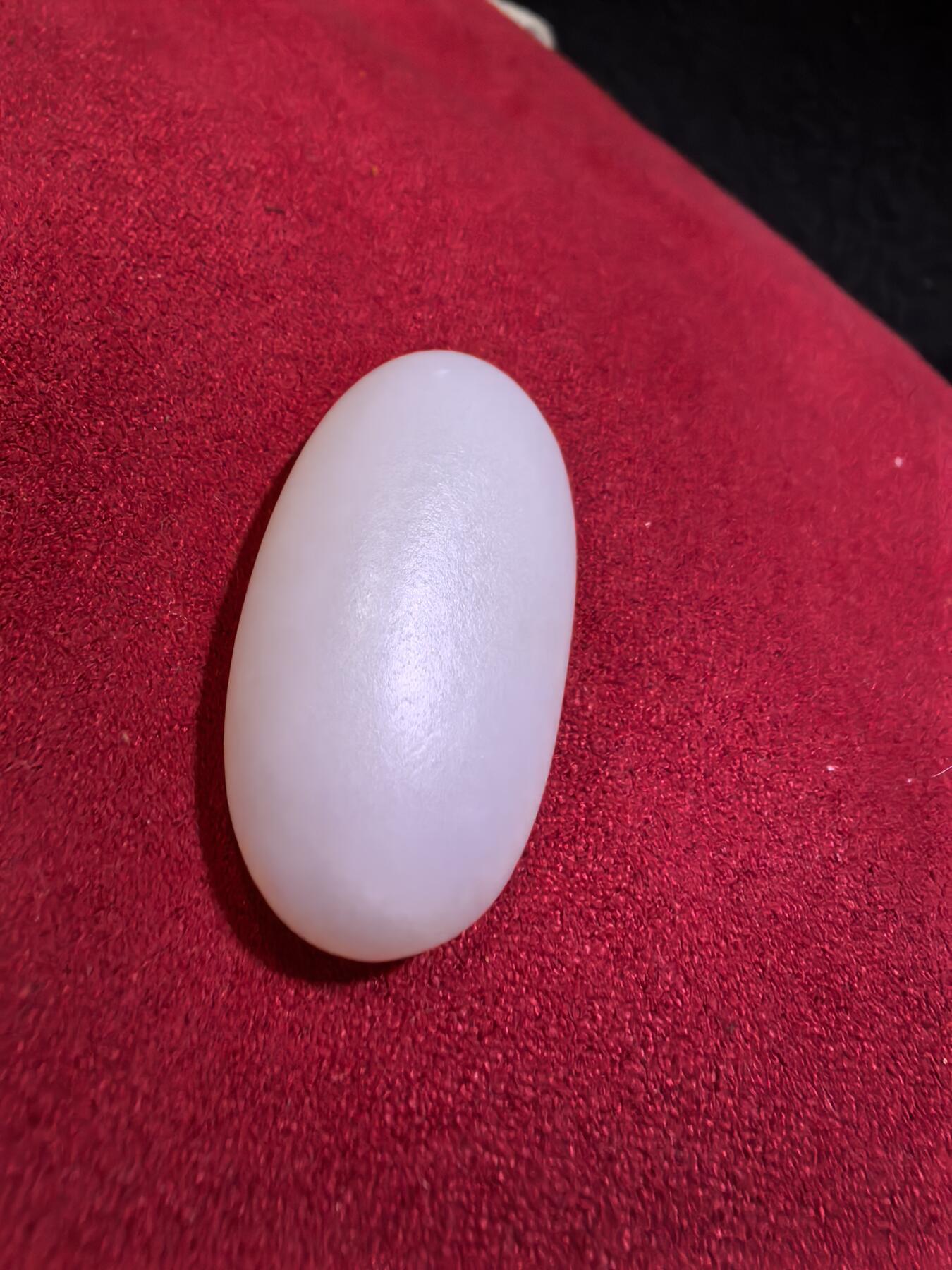 新疆和田羊脂白玉吊坠挂件男女款，玉质油润细腻脂粉十足，无修原籽原皮，料子通体表面可见天然毛孔。微结构。好玉不琢未打孔。可代镶嵌！尺寸:3.5cm*2.0cm*1.3cm. 克重:16.8g