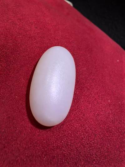 新疆和田羊脂白玉吊坠挂件男女款，玉质油润细腻脂粉十足，无修原籽原皮，料子通体表面可见天然毛孔。微结构。好玉不琢未打孔。可代镶嵌！尺寸:3.5cm*2.0cm*1.3cm. 克重:16.8g