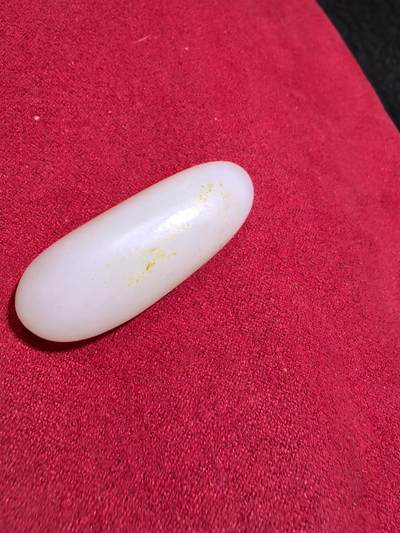 新疆和田籽料撒金皮原籽原皮无修吊坠挂件男女款，玉质温润细腻，无裂，表皮可见天然毛孔，未打孔可代镶嵌，实物实拍所见即所得。尺寸:4.5cm*1.8cm*1.5cm   克重:20.1g