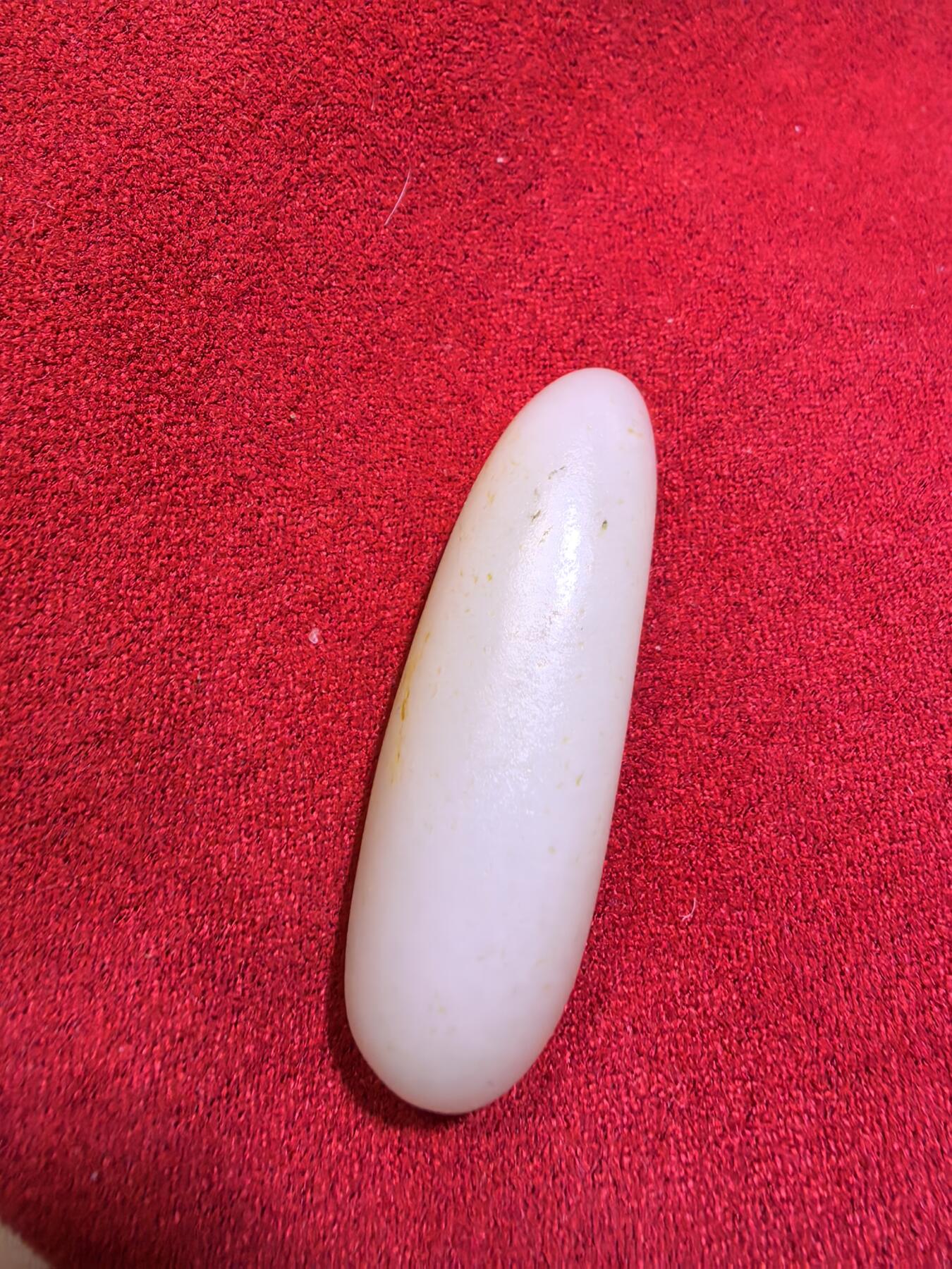 新疆和田籽料撒金皮原籽原皮无修吊坠挂件男女款，玉质温润细腻，无裂，表皮可见天然毛孔，未打孔可代镶嵌，实物实拍所见即所得。尺寸:4.5cm*1.8cm*1.5cm   克重:20.1g