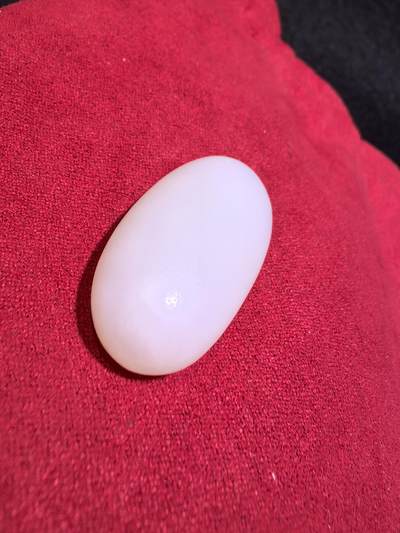 新疆和田羊脂白玉吊坠挂件男女款，玉质油润细腻脂粉十足，无修原籽原皮，料子通体表面可见天然毛孔。微结构。好玉不琢未打孔。可代镶嵌！尺寸:3.5cm*2.0cm*1.3cm. 克重:16.8g