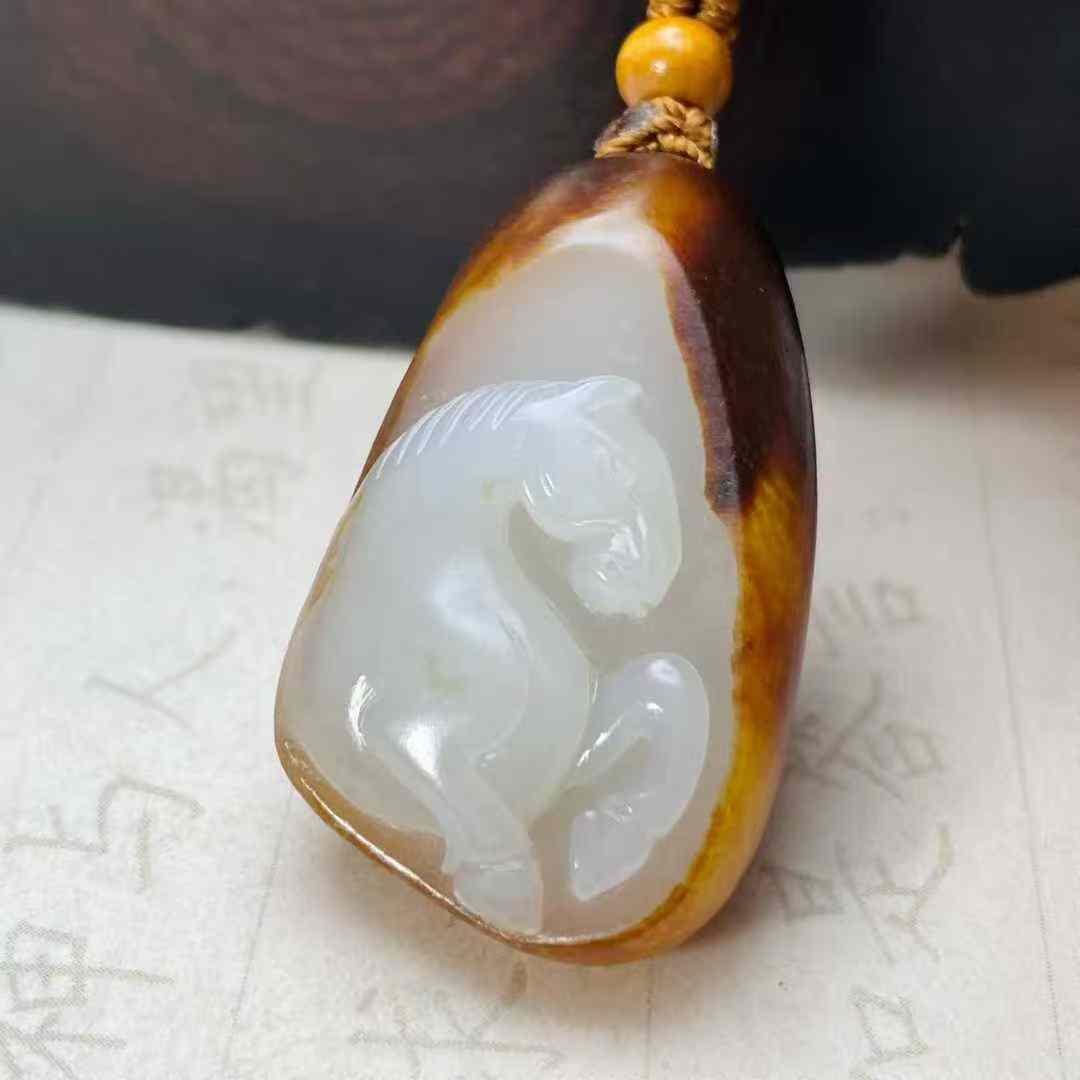 生肖马和田玉吊坠，马到成功，19.113g，玉质油润，俏色巧雕，高浮雕雕刻生动形象，尺寸33.20.11，另送鉴定证书！DK261208