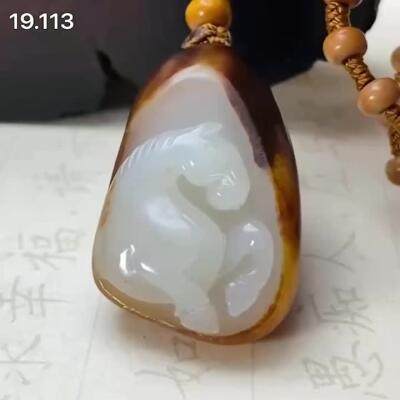 生肖马和田玉吊坠，马到成功，19.113g，玉质油润，俏色巧雕，高浮雕雕刻生动形象，尺寸33.20.11，另送鉴定证书！DK261208