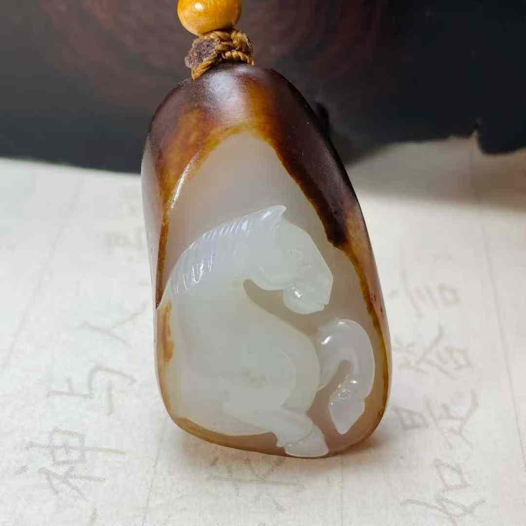 生肖马和田玉吊坠，马到成功，19.113g，玉质油润，俏色巧雕，高浮雕雕刻生动形象，尺寸33.20.11，另送鉴定证书！DK261208