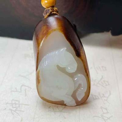 生肖马和田玉吊坠，马到成功，19.113g，玉质油润，俏色巧雕，高浮雕雕刻生动形象，尺寸33.20.11，另送鉴定证书！DK261208