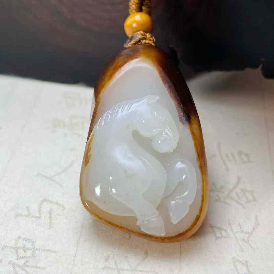 生肖马和田玉吊坠，马到成功，19.113g，玉质油润，俏色巧雕，高浮雕雕刻生动形象，尺寸33.20.11，另送鉴定证书！DK261208
