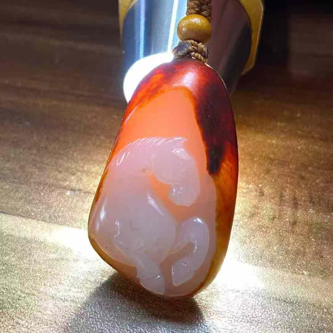 生肖马和田玉吊坠，马到成功，19.113g，玉质油润，俏色巧雕，高浮雕雕刻生动形象，尺寸33.20.11，另送鉴定证书！DK261208