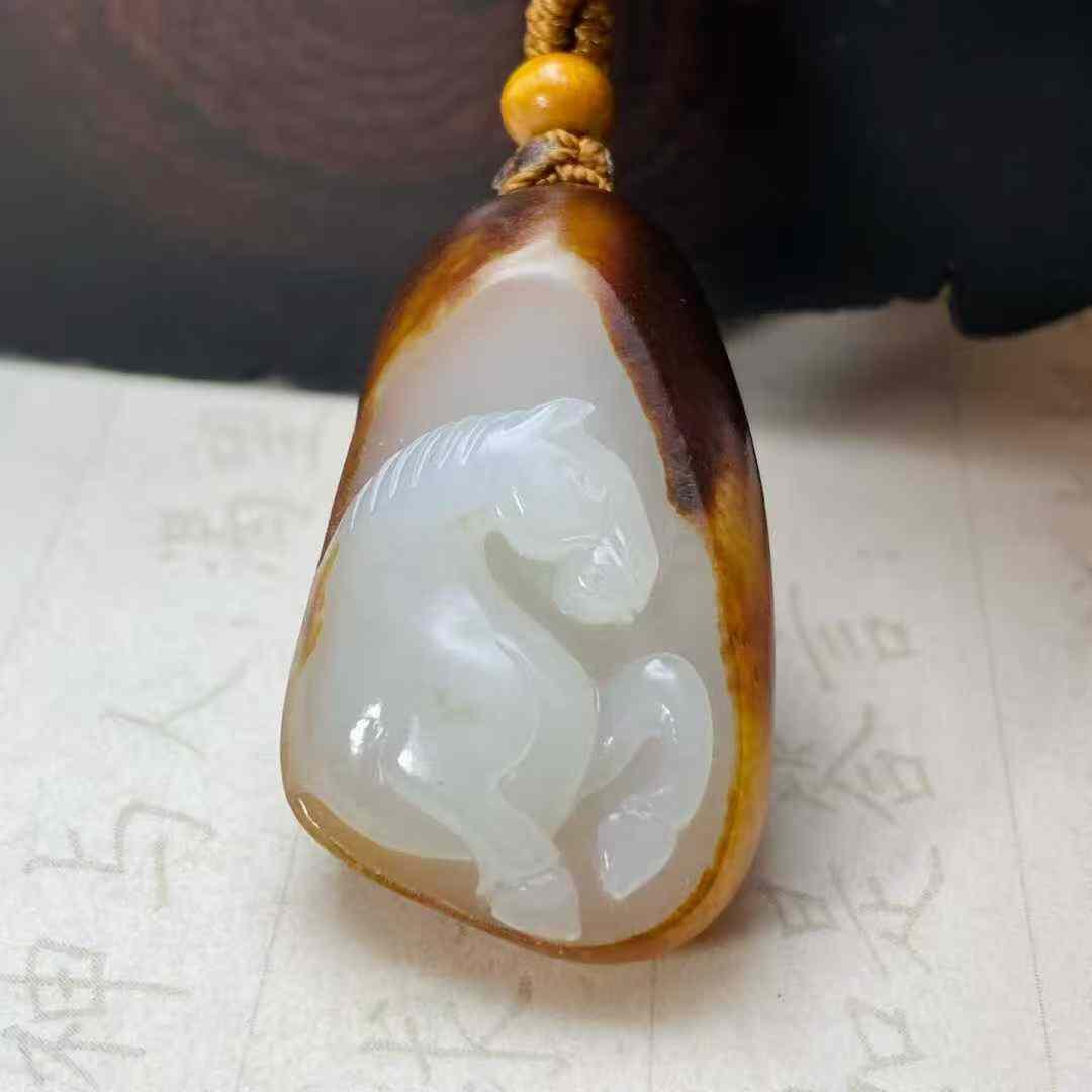 生肖马和田玉吊坠，马到成功，19.113g，玉质油润，俏色巧雕，高浮雕雕刻生动形象，尺寸33.20.11，另送鉴定证书！DK261208