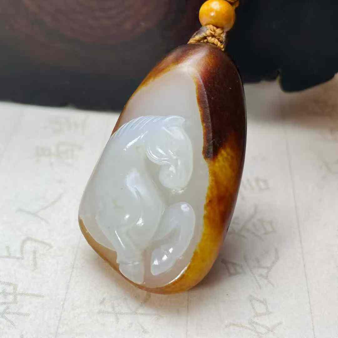 生肖马和田玉吊坠，马到成功，19.113g，玉质油润，俏色巧雕，高浮雕雕刻生动形象，尺寸33.20.11，另送鉴定证书！DK261208