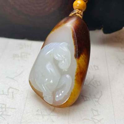 生肖马和田玉吊坠，马到成功，19.113g，玉质油润，俏色巧雕，高浮雕雕刻生动形象，尺寸33.20.11，另送鉴定证书！DK261208