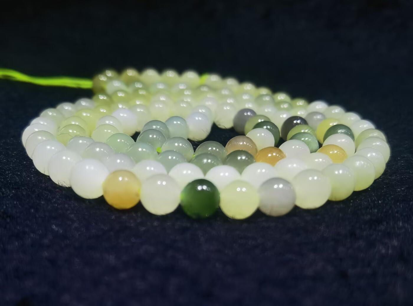 新疆和田玉多宝项链手串佛珠男女款，颗颗精选料子油润细腻个别微结构矿点，分别为:白玉、碧玉、烟紫、黄玉、鸭蛋青等。色泽饱满浓郁清新素雅。尺寸:0.6cm. 克重:36.5g