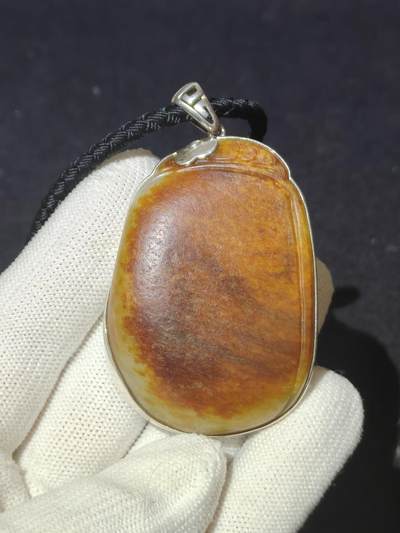 新疆和田籽料吊坠挂件男款，原皮原色，纯银镶嵌，表皮可见天然毛孔，尺寸：5.5cm*3.5cm*1.3cm