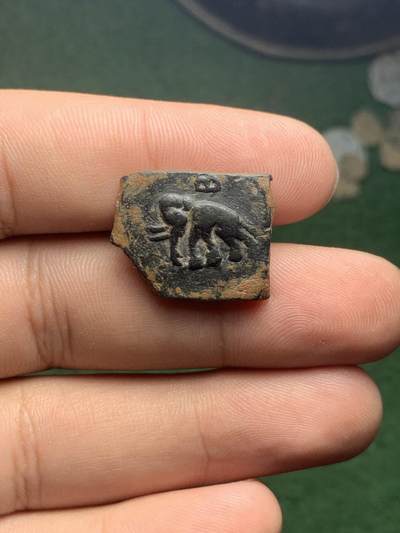 For Sale More Details In Wechate ID /wxid_blos1mia6k6p12
印度，后孔雀王朝时期（旁遮普邦）。塔克西拉（地方铸币）。约公元前185-160年。卡尔沙帕纳铜币（18毫米见方，7.21克）。正面：左侧为狮子、山丘、牛头和卍字图案；右侧为大象、山丘图案。