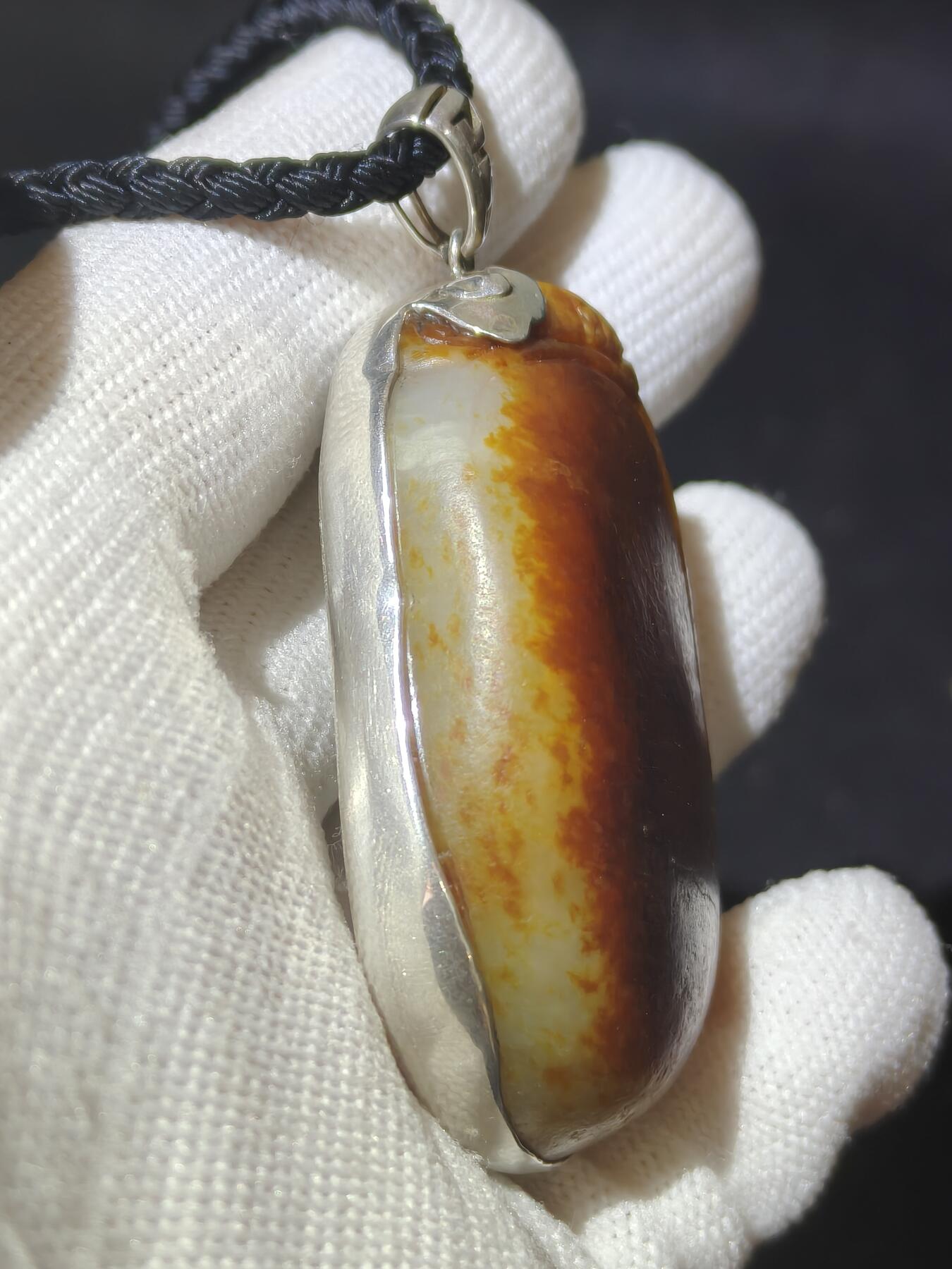 新疆和田籽料吊坠挂件男款，原皮原色，纯银镶嵌，表皮可见天然毛孔，尺寸：5.5cm*3.5cm*1.3cm