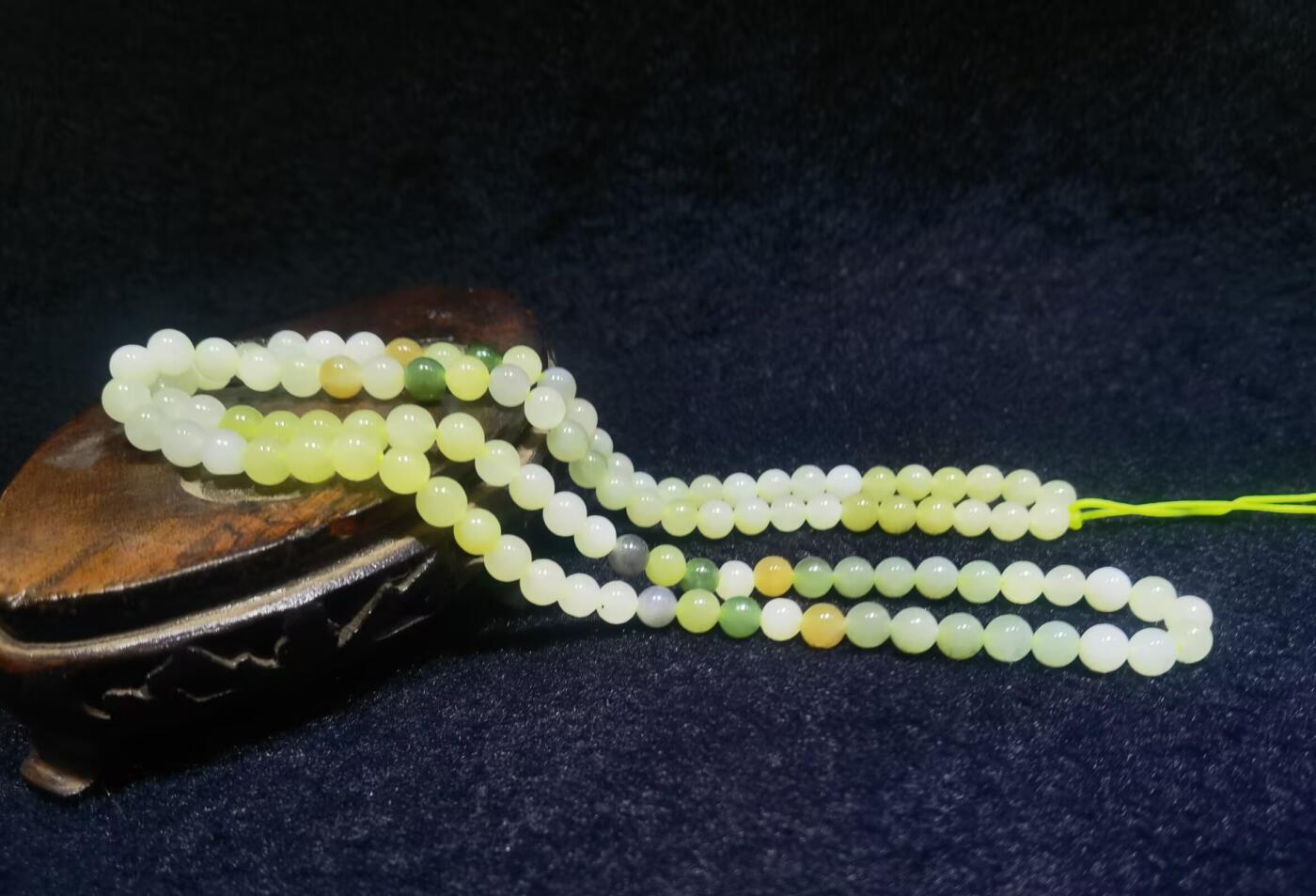 新疆和田玉多宝项链手串佛珠男女款，颗颗精选料子油润细腻个别微结构矿点，分别为:白玉、碧玉、烟紫、黄玉、鸭蛋青等。色泽饱满浓郁清新素雅。尺寸:0.6cm. 克重:36.5g