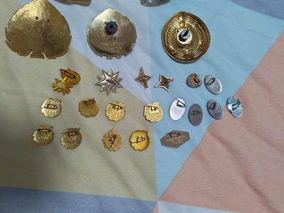 一堆杂七杂八的老徽章打包清仓了！速速捡漏！