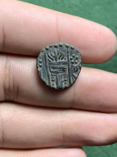 More Details Personal In Wechate ID/ wxid_blos1mia6k6p12
Hephthalite (White Huns) (475-576 CE), Gandharan Series, Silver Drachma
正面

国王头像，面向右侧，背后有泰米尔印记，右侧有婆罗米文铭文“Sri Sahi”，周围有虚线边框。

反面

火坛两侧各有一名侍从，每位侍从上方各有一个轮子，周围有虚线边框。