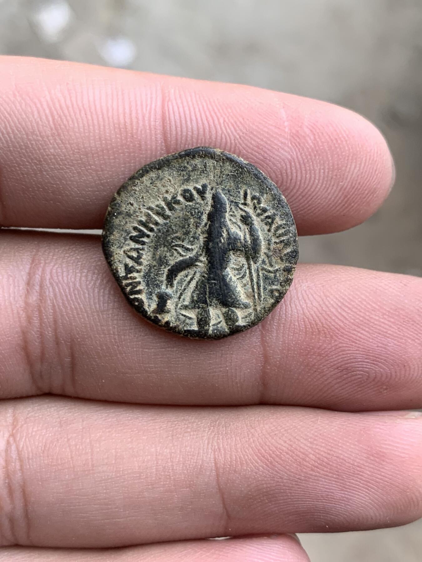 For Sale More details In Wechate ID / wxid_blos1mia6k6p12
铜质双德拉克马或半单位，约公元127年

重量：7.72克，直径：22-23毫米，模轴：12点钟方向

正面：戴冠冕的国王正面站立，手持长矛，在左侧祭坛献祭。

周围希腊铭文：BACIΛEYC BACI ... ΛEWN KANHþKOY

（万王之王迦腻色迦贵霜）/

正面：太阳神赫利俄斯正面站立，头部转向左侧，一手叉腰，另一手举起祝福。

右侧希腊铭文：HΛIOC，左侧有印记。