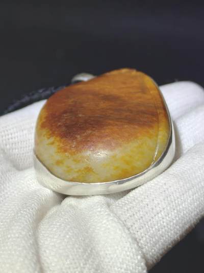新疆和田籽料吊坠挂件男款，原皮原色，纯银镶嵌，表皮可见天然毛孔，尺寸：5.5cm*3.5cm*1.3cm