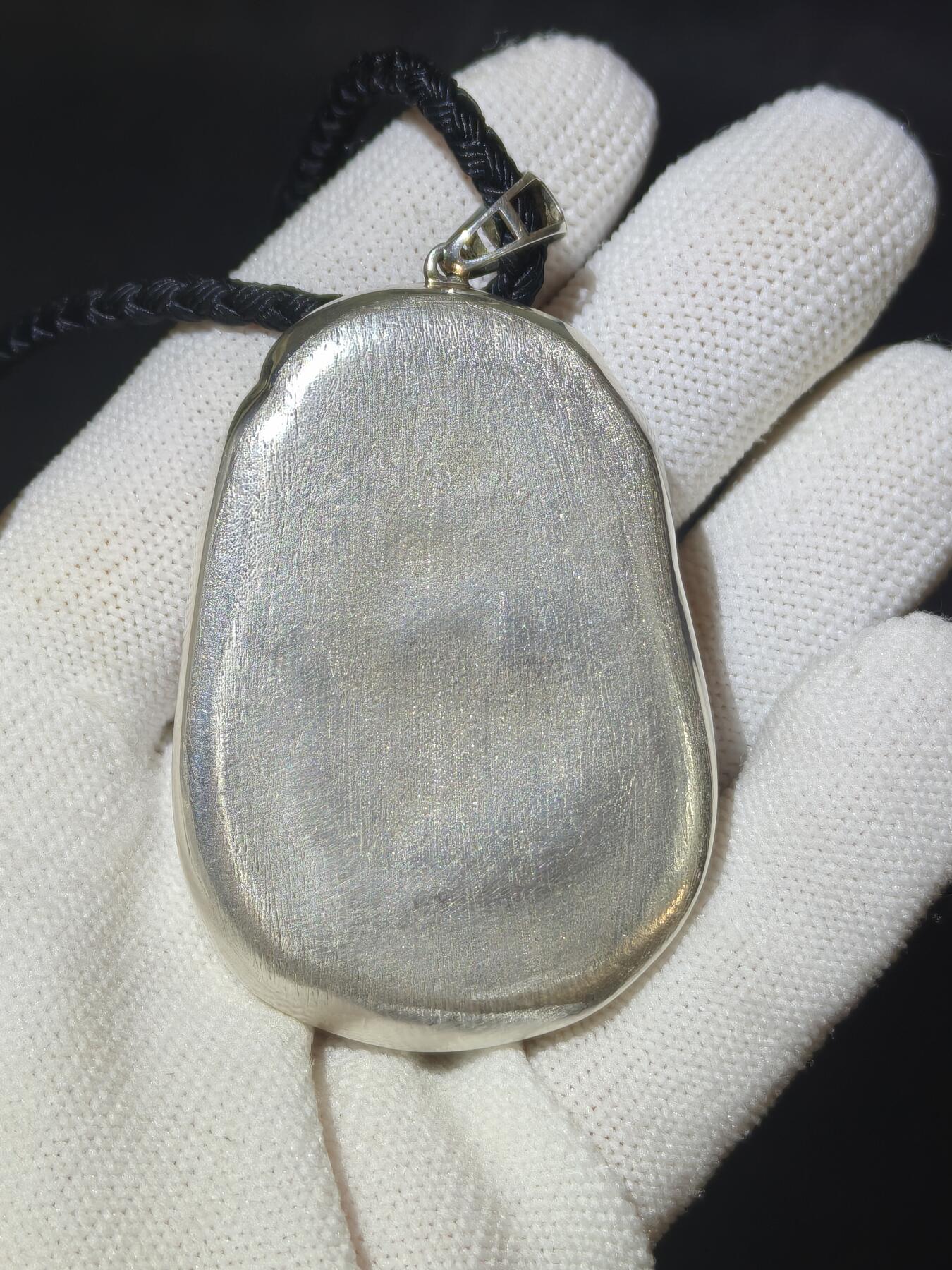 新疆和田籽料吊坠挂件男款，原皮原色，纯银镶嵌，表皮可见天然毛孔，尺寸：5.5cm*3.5cm*1.3cm