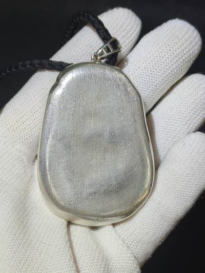 新疆和田籽料吊坠挂件男款，原皮原色，纯银镶嵌，表皮可见天然毛孔，尺寸：5.5cm*3.5cm*1.3cm