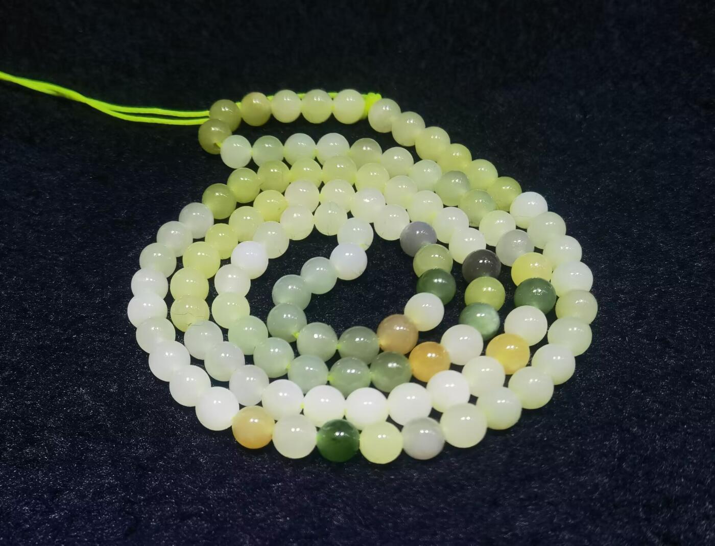 新疆和田玉多宝项链手串佛珠男女款，颗颗精选料子油润细腻个别微结构矿点，分别为:白玉、碧玉、烟紫、黄玉、鸭蛋青等。色泽饱满浓郁清新素雅。尺寸:0.6cm. 克重:36.5g
