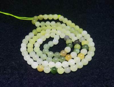 新疆和田玉多宝项链手串佛珠男女款，颗颗精选料子油润细腻个别微结构矿点，分别为:白玉、碧玉、烟紫、黄玉、鸭蛋青等。色泽饱满浓郁清新素雅。尺寸:0.6cm. 克重:36.5g