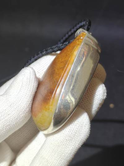 新疆和田籽料吊坠挂件男款，原皮原色，纯银镶嵌，表皮可见天然毛孔，尺寸：5.5cm*3.5cm*1.3cm