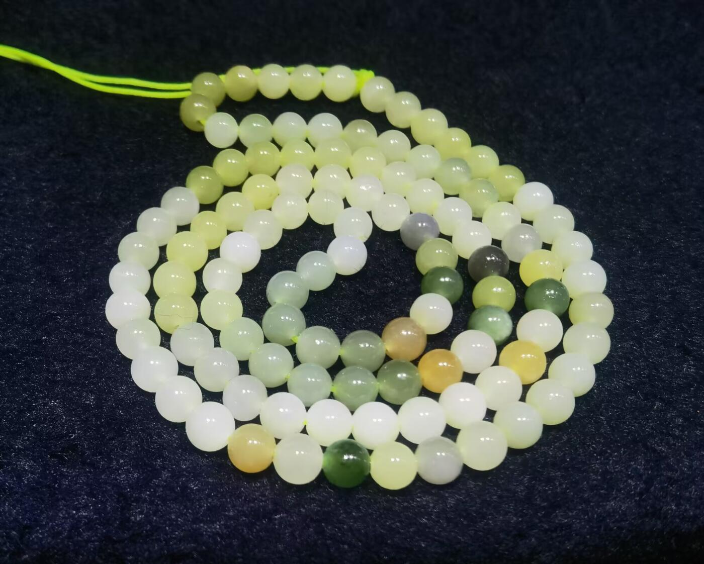 新疆和田玉多宝项链手串佛珠男女款，颗颗精选料子油润细腻个别微结构矿点，分别为:白玉、碧玉、烟紫、黄玉、鸭蛋青等。色泽饱满浓郁清新素雅。尺寸:0.6cm. 克重:36.5g