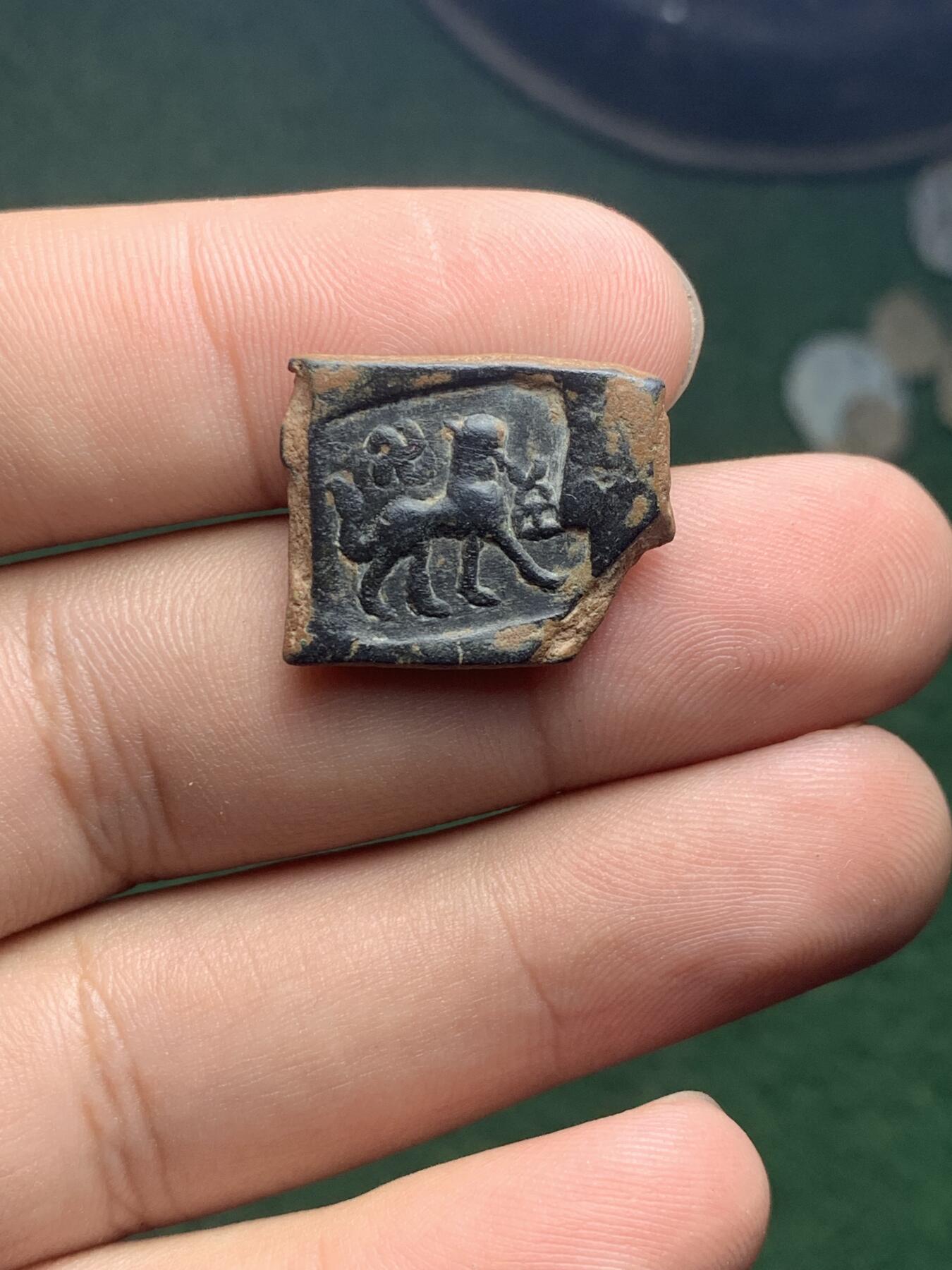 For Sale More Details In Wechate ID /wxid_blos1mia6k6p12
印度，后孔雀王朝时期（旁遮普邦）。塔克西拉（地方铸币）。约公元前185-160年。卡尔沙帕纳铜币（18毫米见方，7.21克）。正面：左侧为狮子、山丘、牛头和卍字图案；右侧为大象、山丘图案。