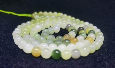 新疆和田玉多宝项链手串佛珠男女款，颗颗精选料子油润细腻个别微结构矿点，分别为:白玉、碧玉、烟紫、黄玉、鸭蛋青等。色泽饱满浓郁清新素雅。尺寸:0.6cm. 克重:36.5g
