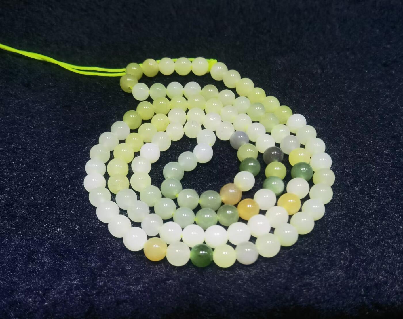 新疆和田玉多宝项链手串佛珠男女款，颗颗精选料子油润细腻个别微结构矿点，分别为:白玉、碧玉、烟紫、黄玉、鸭蛋青等。色泽饱满浓郁清新素雅。尺寸:0.6cm. 克重:36.5g