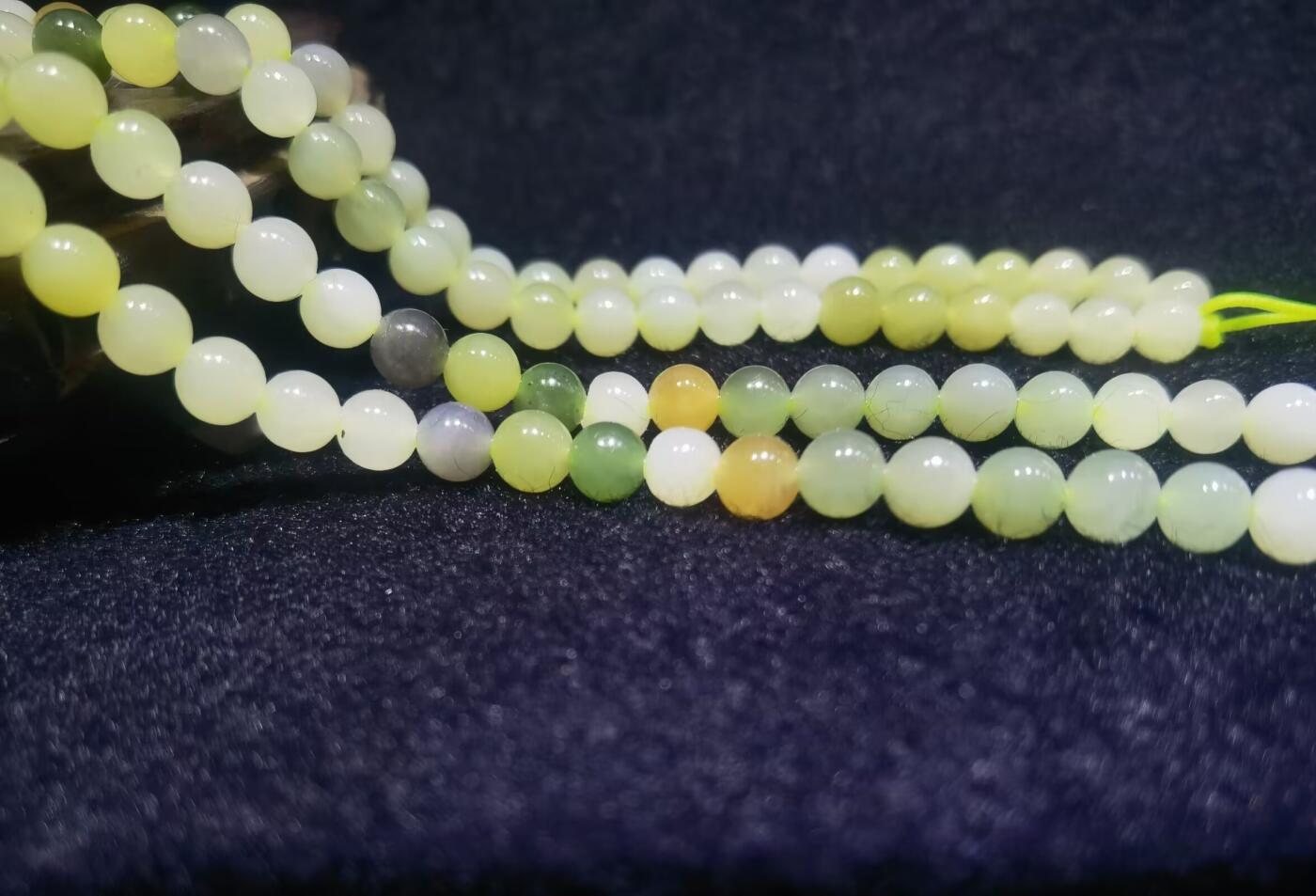 新疆和田玉多宝项链手串佛珠男女款，颗颗精选料子油润细腻个别微结构矿点，分别为:白玉、碧玉、烟紫、黄玉、鸭蛋青等。色泽饱满浓郁清新素雅。尺寸:0.6cm. 克重:36.5g